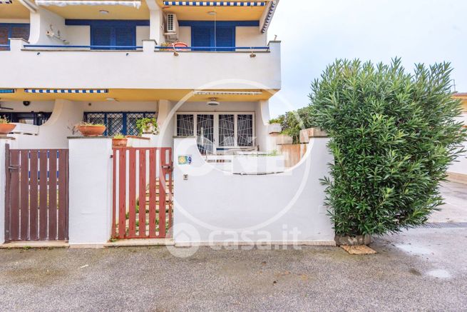 Villetta a schiera in residenziale in Lungomare degli Ardeatini 41