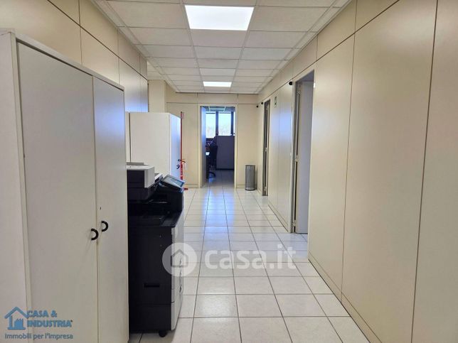 Ufficio in commerciale in Via Luigi Cadorna