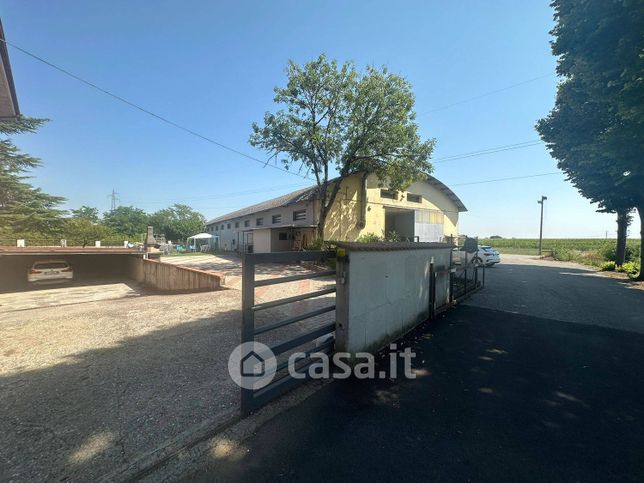 Capannone in commerciale in Strada Isorella 6