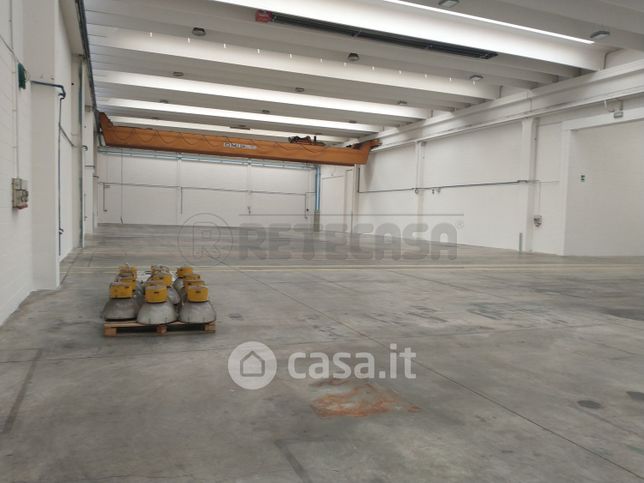 Capannone in commerciale in