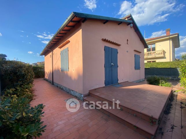 Casa indipendente in residenziale in 