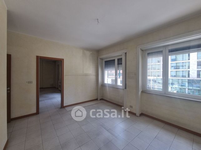 Ufficio in commerciale in Via Emilio Cornalia 19