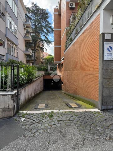 Box/posto auto in residenziale in Via dei Corazzieri 74