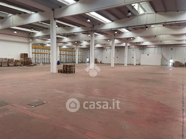 Capannone in commerciale in Via Enrico Mattei
