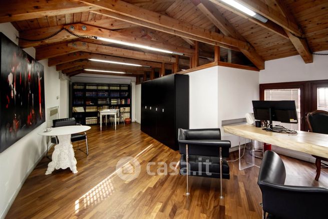 Ufficio in commerciale in 