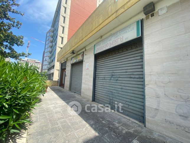 Negozio/locale commerciale in commerciale in Via Don Luigi Guanella 1