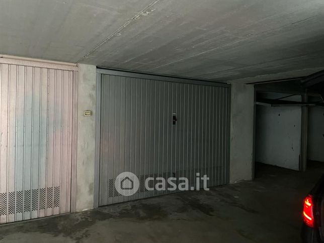 Garage/posto auto in residenziale in Viale Industria