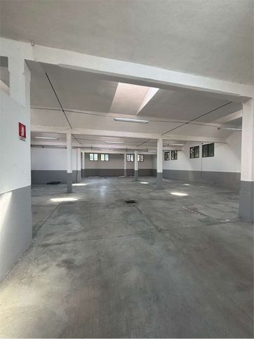 Capannone in commerciale in 