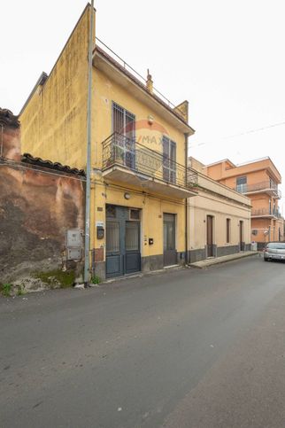 Casa bi/trifamiliare in residenziale in