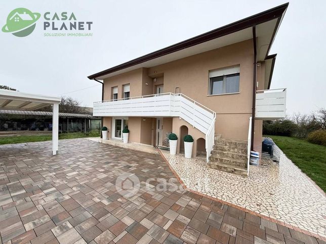 Casa indipendente in residenziale in 