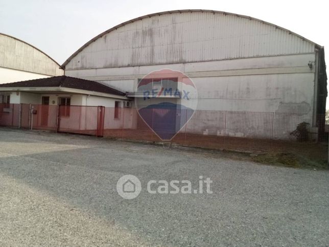 Capannone in commerciale in
