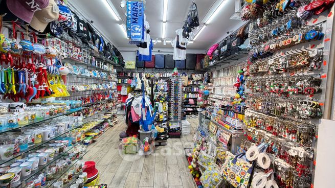 Negozio/locale commerciale in commerciale in Via Nardones 13