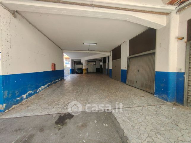 Box/posto auto in residenziale in Via Bellabona fra Scipione 11