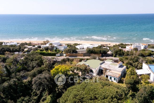 Villa in residenziale in Strada Lungomare