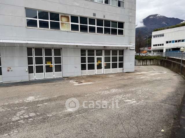 Capannone in commerciale in 