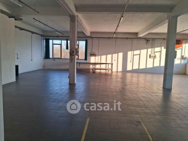 Capannone in commerciale in 
