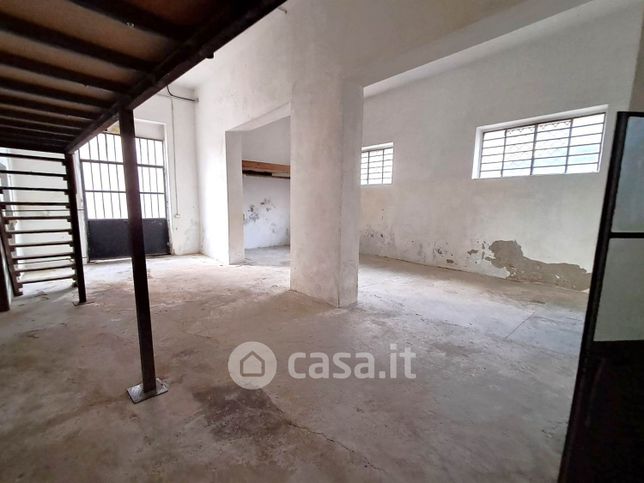 Capannone in commerciale in 