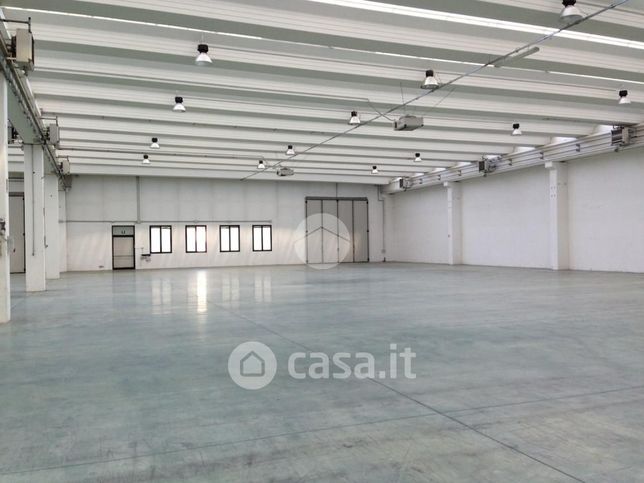 Capannone in commerciale in Via Provinciale