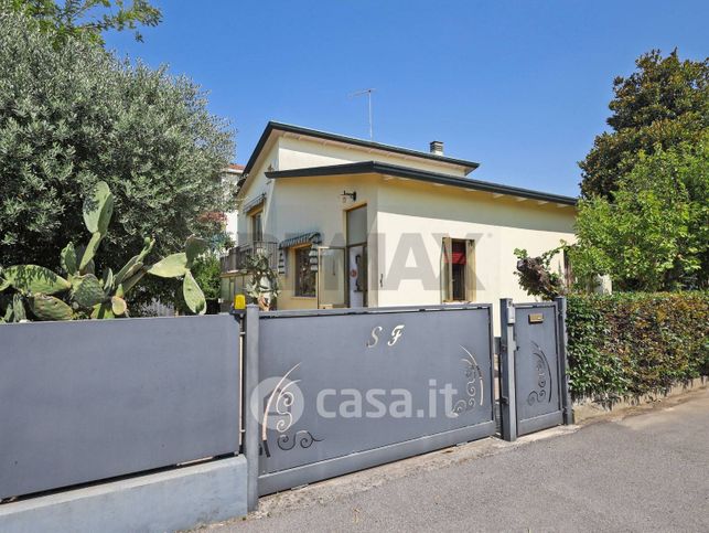 Casa indipendente in residenziale in Via Giovanni Pascoli 5