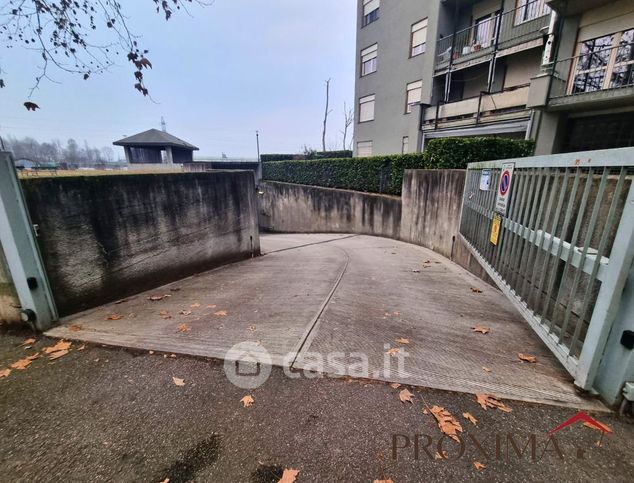 Box/posto auto in residenziale in Via Amendola 17