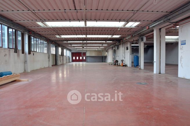 Capannone in commerciale in Via San Giovanni Bosco 11