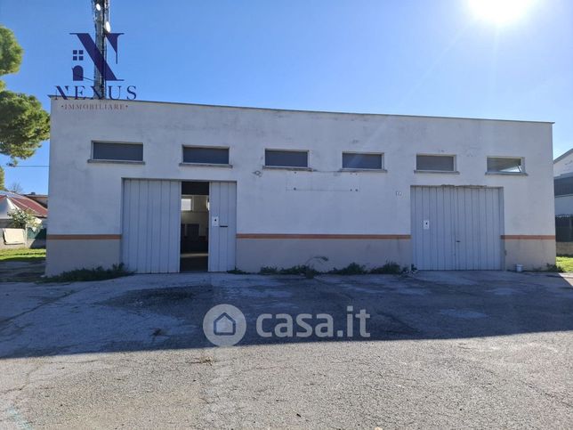 Capannone in commerciale in Via dell'Industria