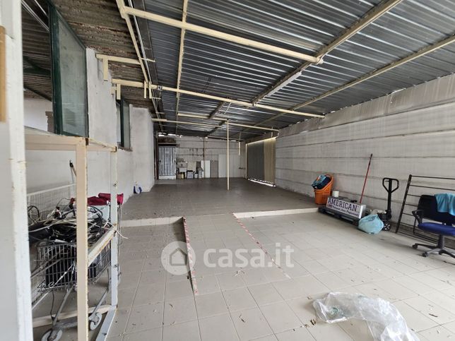 Capannone in commerciale in Via Crocillo