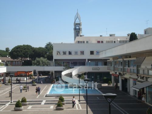 Ufficio in commerciale in Piazzale Filippo Il Macedone