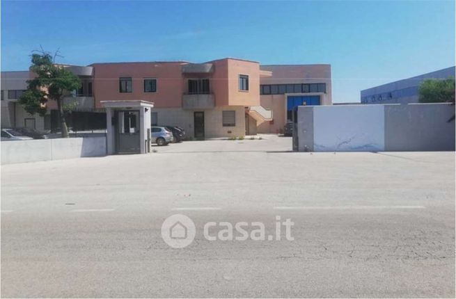 Capannone in commerciale in Via Baione