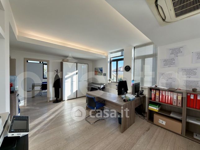 Ufficio in commerciale in Via Gabriele Rosa 17