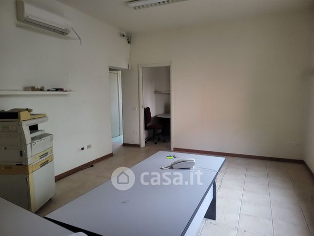 Ufficio in commerciale in Via San Leonardo