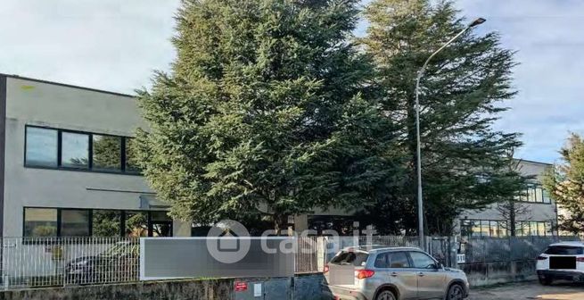 Capannone in commerciale in Via Claudio Treves
