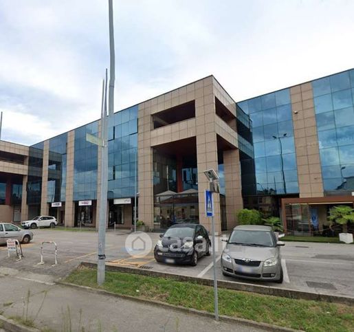 Ufficio in commerciale in Strada Padana Verso Verona