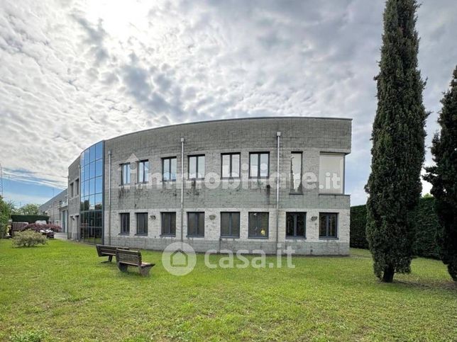Capannone in commerciale in Via Torino