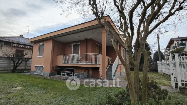 Casa indipendente in residenziale in 