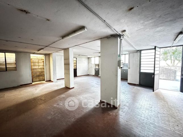Capannone in commerciale in Viale Adamello 19