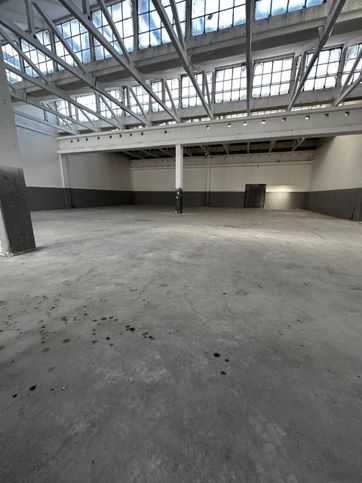 Capannone in commerciale in