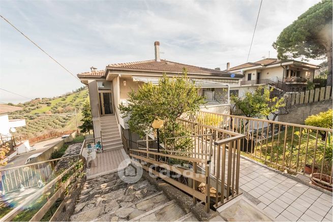 Casa bi/trifamiliare in residenziale in 