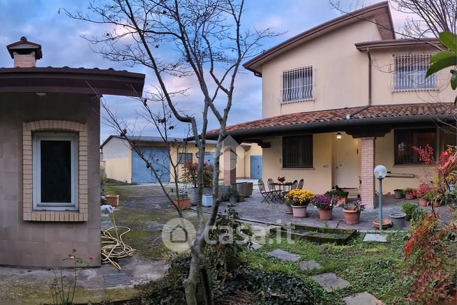 Casa bi/trifamiliare in residenziale in Via Crete