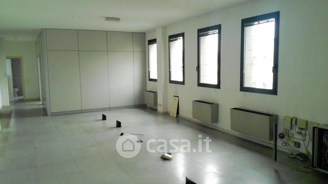 Ufficio in commerciale in 