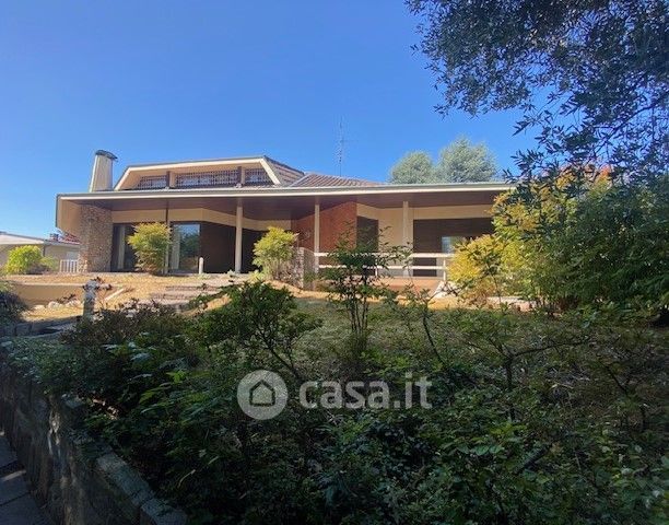 Casa bi/trifamiliare in residenziale in 