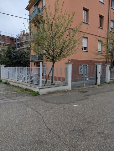 Box/posto auto in residenziale in Via Brizzi 11