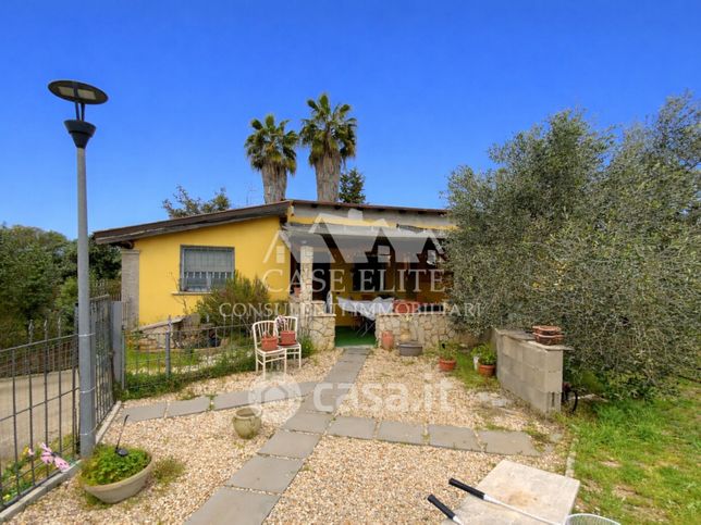 Casa indipendente in residenziale in Via Apriliana 107
