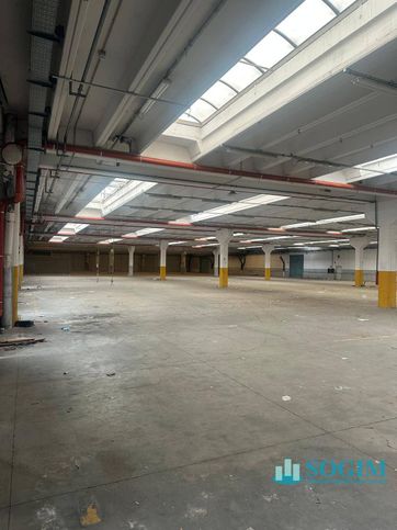 Capannone in commerciale in Via Galileo Galilei 30