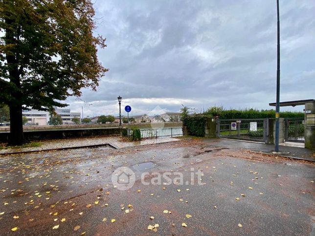 Garage/posto auto in residenziale in Lungoadige Capuleti 1