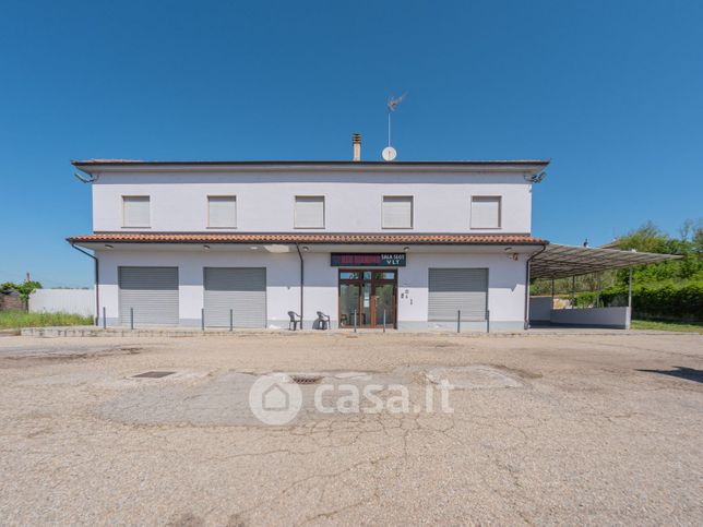 Negozio/locale commerciale in commerciale in Frazione Quarto Inferiore