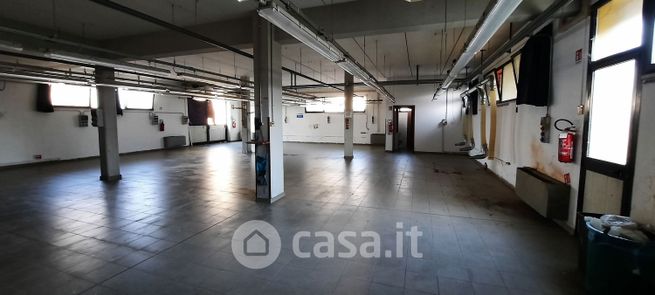 Capannone in commerciale in 