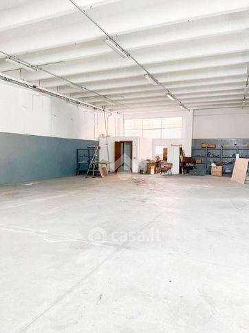 Capannone in commerciale in Via Cerese