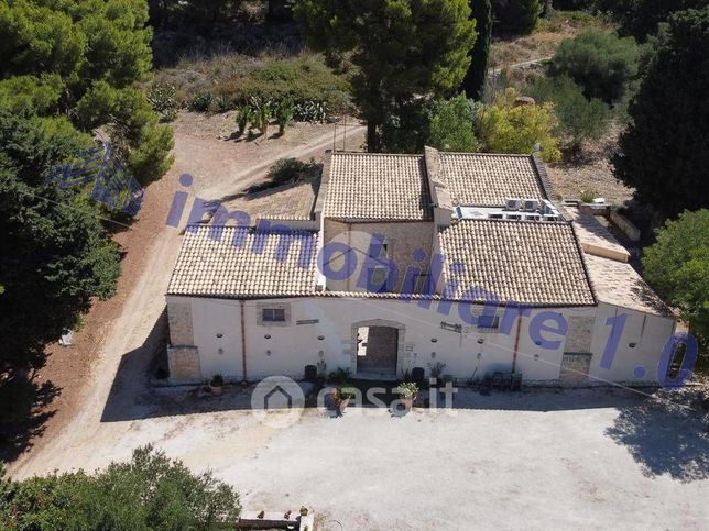 Rustico/casale in residenziale in Via Corrado Avolio