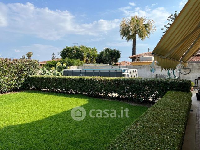 Villa in residenziale in Via Lago di Como